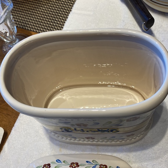 Biscotti cookie jar. Like new made for Nonnis. Like new 11.5 H x 9 Wx 5.25 - Picture 5 of 7